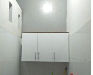 RAK PIRING LEMARI GANTUNG DAPUR KITCHENSET ATAS FULL PUTIH LIS COKLAT